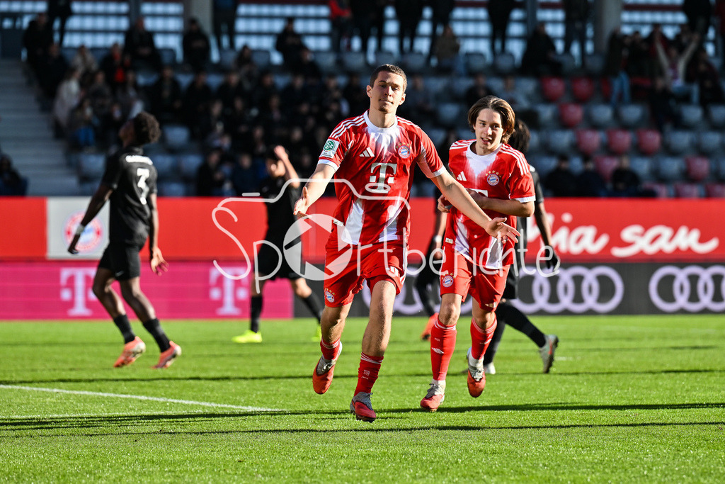 FC Bayern München U19 - Sporting Lissabon U19 | MUNICH, GERMANY - 09. DECEMBER: Jubel der Bayern nach dem Treffer zum 1-0 durch Yll GASHI (FC Bayern München U19 9) / Tor / Torschuetze / Freude / Happy während dem Match zwischen der U19 des FC Bayern München und der U19 von Sporting Lissabon am 6. Spieltag der UEFA Youth League Ligaphase am FC Bayern Campus
