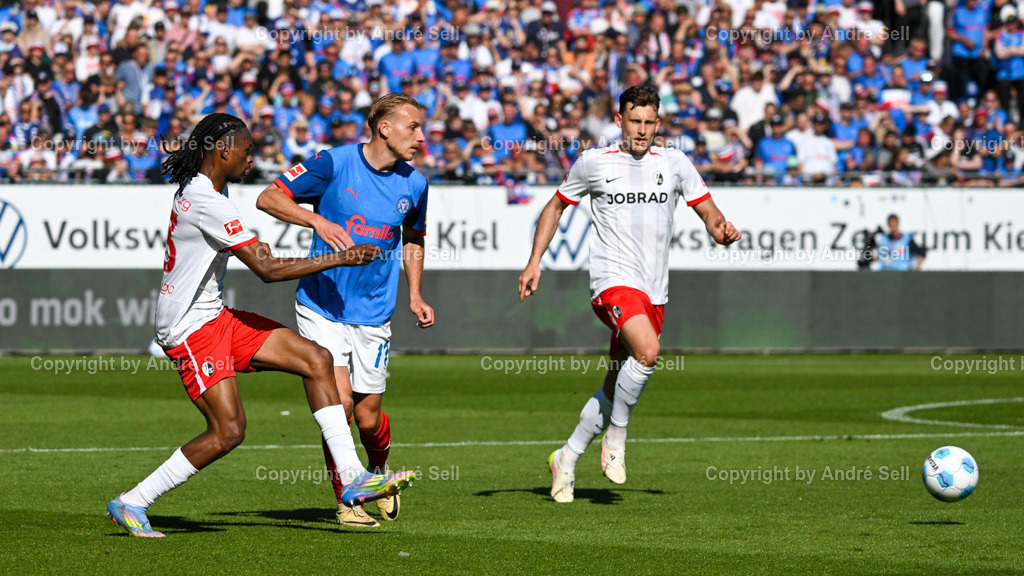 Holstein Kiel vs SC Freiburg | Alexander Bernhardsson (Kiel #11) / Philipp Lienhart (Freiburg #3 links) / Fußball-Bundesliga Männer 2024/2025 / 33. Spieltag / Holstein Kiel vs SC Freiburg / Holstein-Stadion / Kiel / 10.05.25 - Realisiert mit Pictrs.com