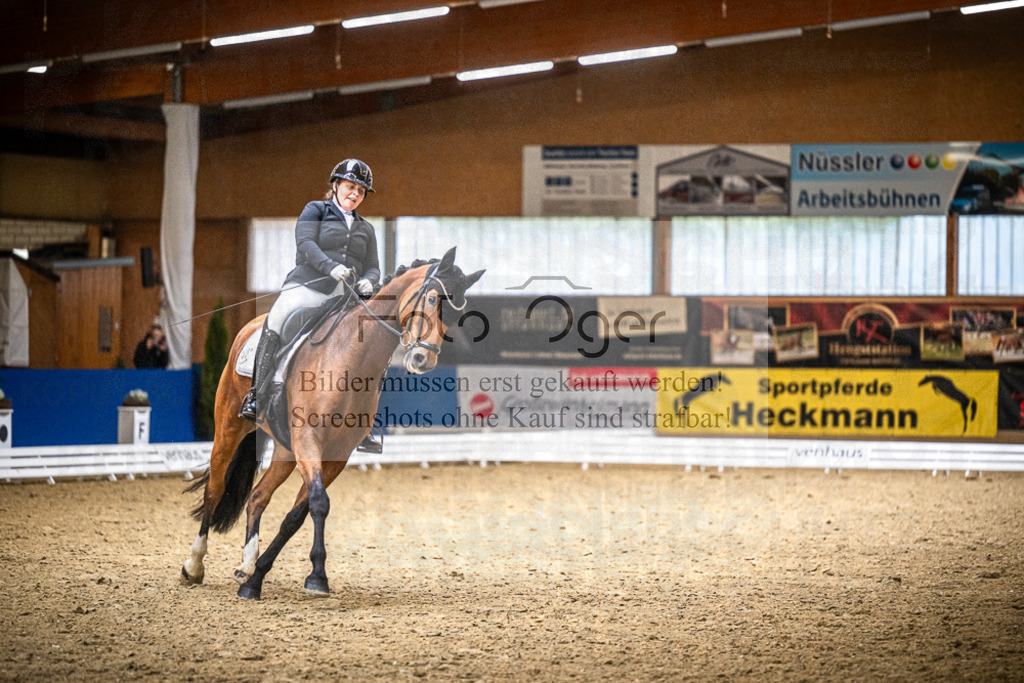 DOS_2917 | Entdecke hochwertige Reitturnierfotos von Foto Oger. Professionell, emotional und authentisch – jetzt Lieblingsmomente im Shop bestellen.Deutschlandweite Turnierfotografie. - Realisiert mit Pictrs.com