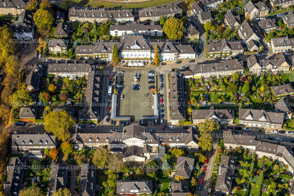 Essen251003636Mitte | Luftbild, Margarethenhöhe, historische Wohnsiedlung, Gartenstadt errichtet nach Plänen von Architekten Georg Metzendorf und gestiftet von Margarethe Krupp, umgeben von herbstlichen Bäumen, Margarethenhöhe, Essen, Ruhrgebiet, Nordrhein-Westfalen, Deutschland