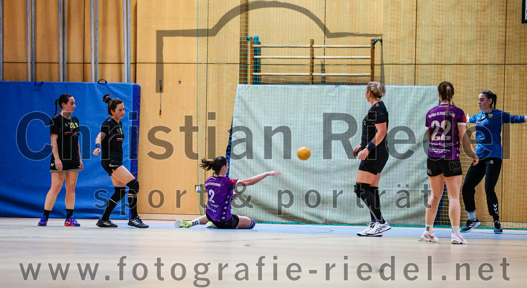 2023-12-17_085_SpVgg_Altenerding_II_gegen_HF_Scheyern | Erding, Deutschland, 17.12.2023:
Handball, Bezirksliga Frauen Altbayern 2023 / 2024, 9. Spieltag, SpVgg Altenerding II gegen HF Scheyern, Endergebnis: 22:26

Grit Kschischow (SpVgg Altenerding, #2), Jessica Scherb (SpVgg Altenerding, #22)

Foto: Christian Riedel / fotografie-riedel.net