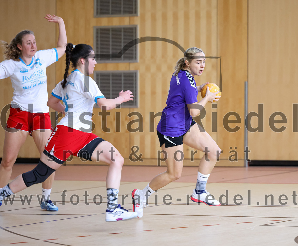 2023-03-18_072_SpVgg_Altenerding_II_gegen_HSG_Freising-Neufahrn_II | Erding, Deutschland, 18.03.2023:
Handball, Bezirksliga Frauen Altbayern 2022 / 2023, 14. Spieltag, SpVgg Altenerding II gegen HSG Freising-Neufahrn II, Endergebnis: 25:27

Cara Bittner (HSG Freising-Neufahrn, #11), Eduarta Krasnigi (HSG Freising-Neufahrn, #8), Lena Prem (SpVgg Altenerding, #2)

Foto: Christian Riedel / fotografie-riedel.net
