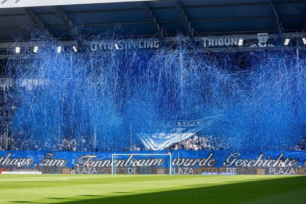 Fußball 3. Liga, Saison 2025/26, 33. Spieltag: Waldhof Mannheim gegen MSV Duisburg | Fußball 3. Liga, Saison 2025/26, 33. Spieltag: Waldhof Mannheim gegen MSV Duisburg***Riesige Choreo der Waldhof-Fans mit Fahnen und Konfetti - Realisiert mit Pictrs.com