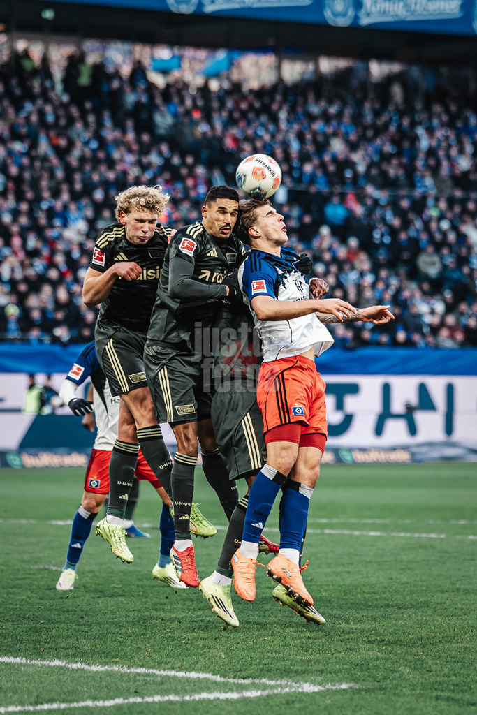 Fußball | Männer | Saison 2025/2026 | 1. Fußball-Bundesliga | 22. Spieltag | Hamburger SV vs. 1. FC Union Berlin | 14.02.2026 | Luka Vuskovic (#44, HSV) rechts beim Kopfballduell gegen drei Spieler von Union, Rani Khedira (#8, 1. FC Union Berlin) mitte und Leopold Querfeld (#14, 1. FC Union Berlin) links