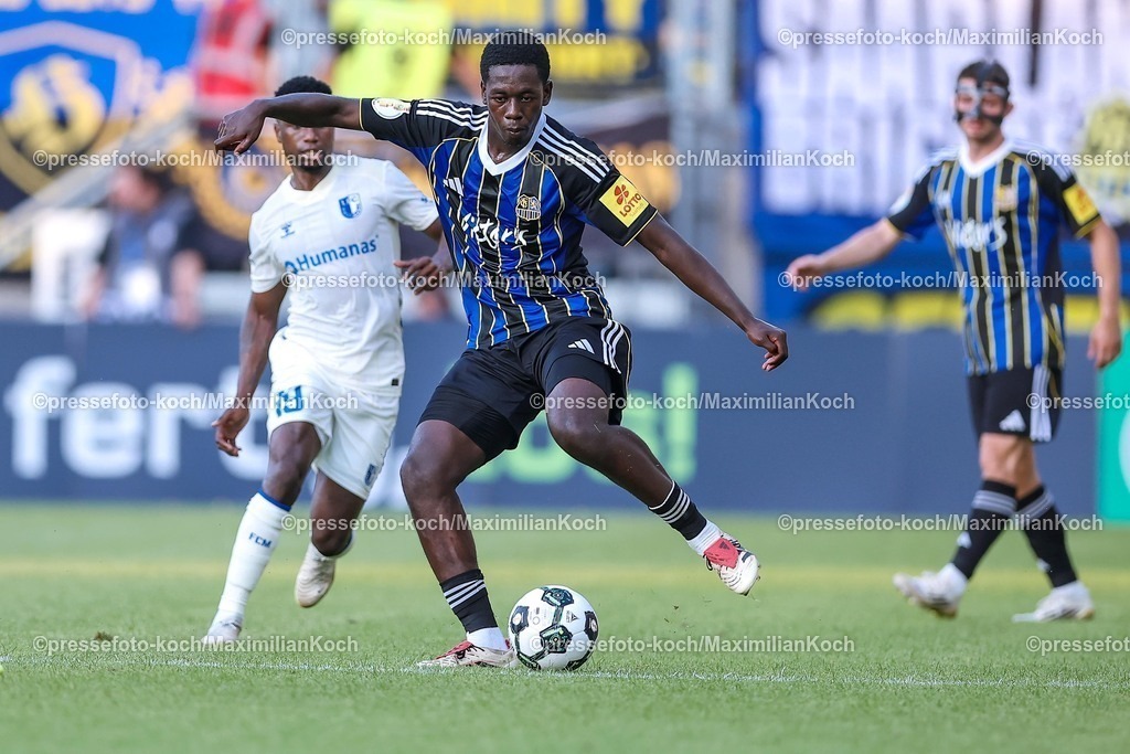 DFB15082501067 | 15.08.2025, Fußball, DFB-Pokal, 1. FC Saarbrücken - 1.FC Magdeburg, Ludwigsparkstadion, Saison 2025 2026: Elijah Krahn (1FC Saarbruecken #05) DFB regulations prohibit any use of photographs as image sequences and or quasi-video.