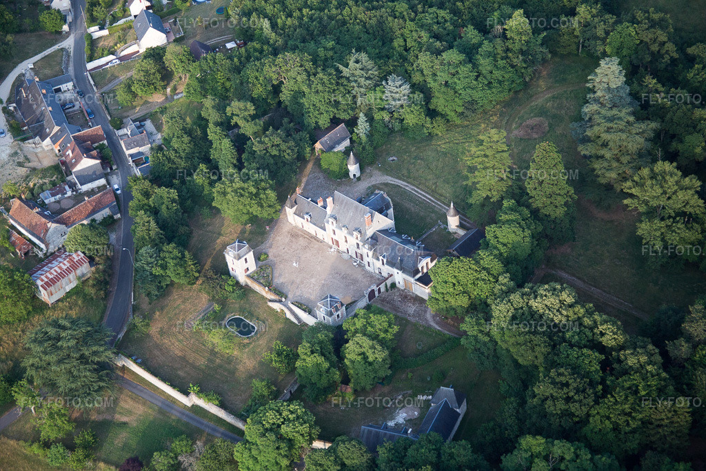 Aerial view: View of the town in Chailles in the state Loir et Cher, France. – Photo: IMG_082491.jpg taken on 06/20/2015 by Werner Riehm/FLY-FOTO.com – Resolution of the original: 5472 x 3648 px