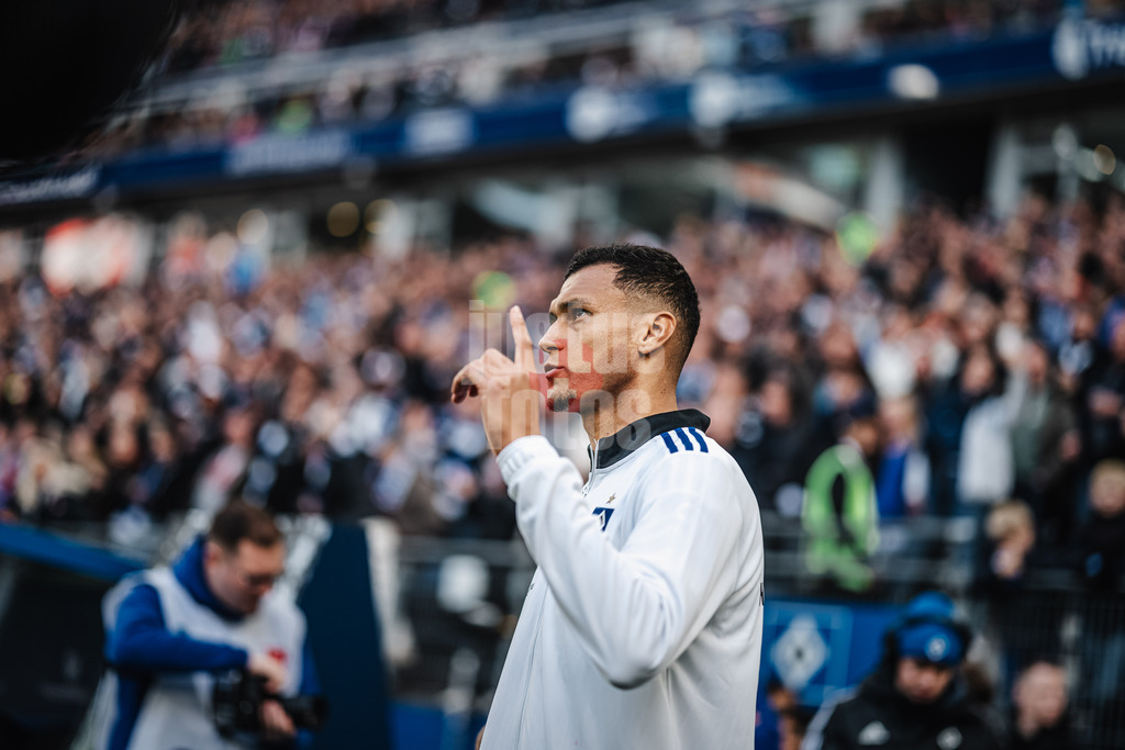 Fußball | Männer | Saison 2024/2025 | 2. Fußball-Bundesliga | 11. Spieltag | Hamburger SV vs. 1. FC Nürnberg | 03.11.2024 | Davie Selke (#27, HSV) beim Einlauf ins Stadion mit einem Stoßgebet