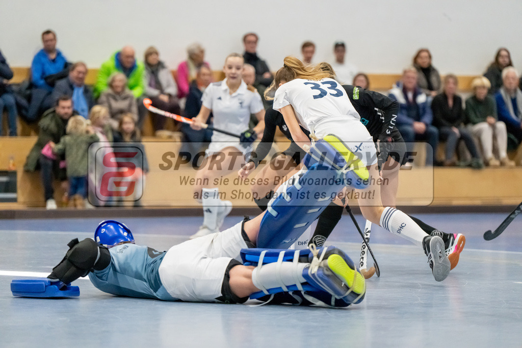 HK_20241201_109513 | 1. Bundesliga Halle Damen Düsseldorfer HC - Schwarz Weiss Köln am 1.12.2024 DHC, Düsseldorf , Anna Schruff ( Schwarz Weiss Köln #4 ) , Lucy Zich ( Düsseldorfer HC #33 )