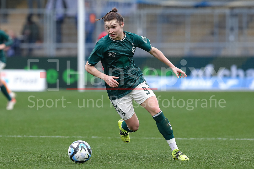Fussball, Google Pixel Frauen-Bundesliga, TSG 1899 Hoffenheim - SV Werder Bremen | v.li.: Sophie Weidauer (SV Werder Bremen, 9) am Ball, Einzelbild, Ganzkörper, Aktion, Action, Spielszene, DIE DFB-RICHTLINIEN UNTERSAGEN JEGLICHE NUTZUNG VON FOTOS ALS SEQUENZBILDER UND/ODER VIDEOÄHNLICHE FOTOSTRECKEN. DFB REGULATIONS PROHIBIT ANY USE OF PHOTOGRAPHS AS IMAGE SEQUENCES AND/OR QUASI-VIDEO.