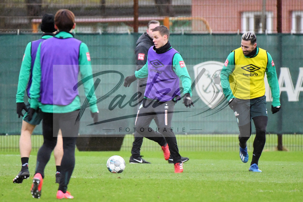 20200129_TRASVW_0036 | Fußball, Herren: Niklas Moisander (SV Werder Bremen) und Claudio Pizarro (SV Werder Bremen) im Zweikampf beim Training des SV Werder Bremen am 29.01.2020 im wohninvest Weserstadion in Bremen, Deutschland.(Foto von Nico Paetzel) - Realisiert mit Pictrs.com