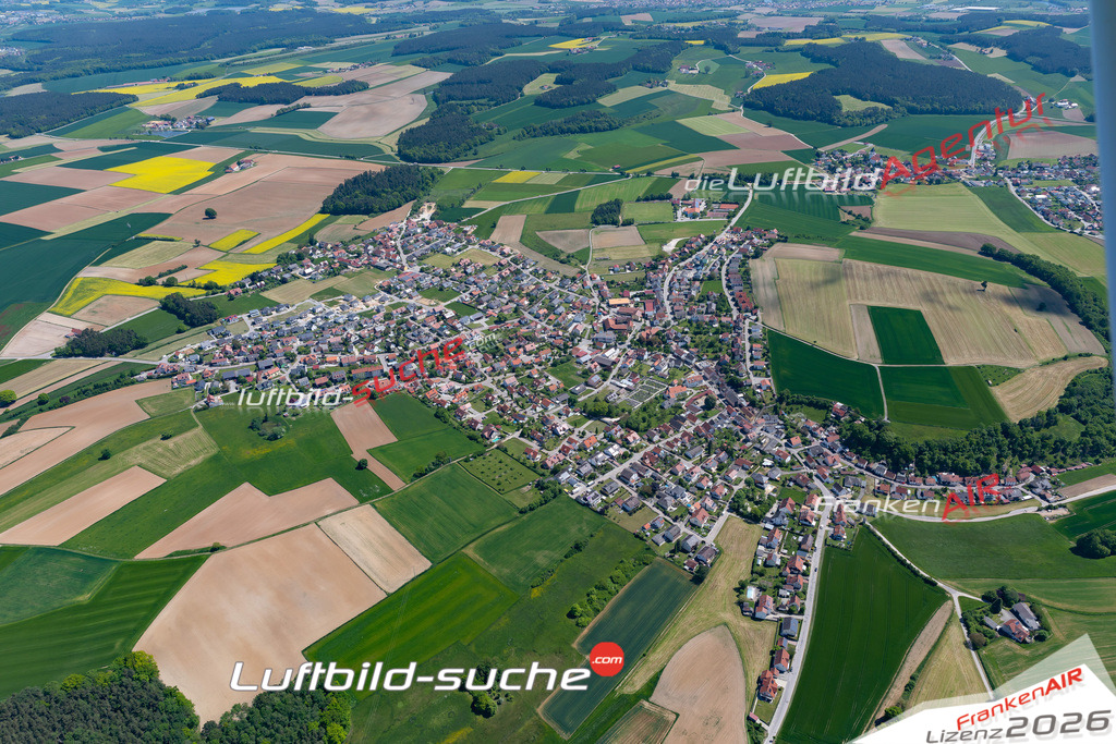 Die Luftaufnahme Steinsberg - Regenstauf wurde 2021 mittels Flugzeug (keine Drohne) erstellt. Hohe Auflösung -für große Poster und Wandbilder geeignet!