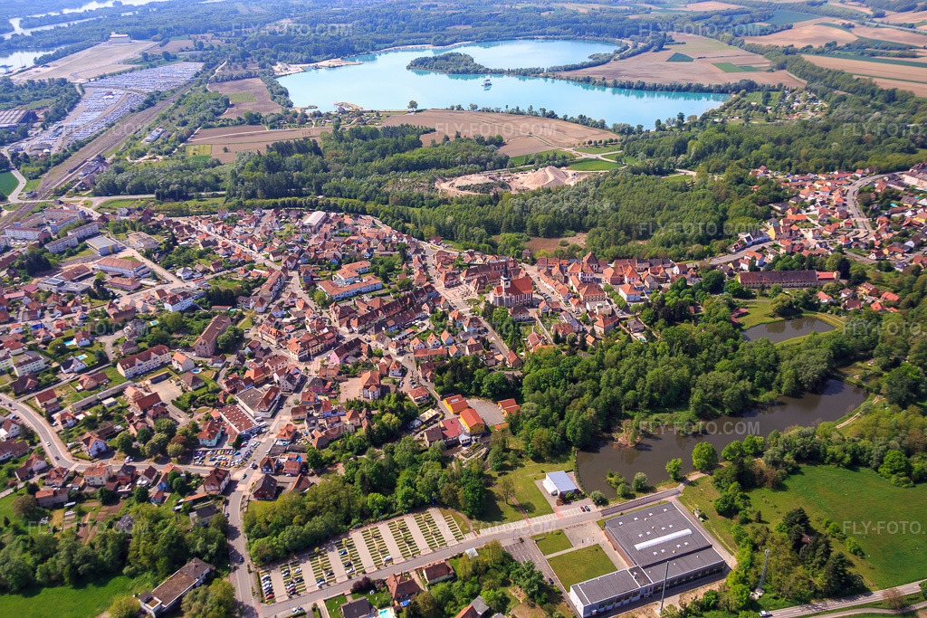 Aerial view: City view from the north in the district Neulauterburg in Lauterbourg in the state Bas-Rhin, France. – Photo: IMG_078618.jpg taken on 05/08/2015 by Werner Riehm/FLY-FOTO.com – Resolution of the original: 5472 x 3648 px