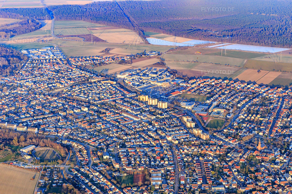 Luftbild: Ortsübersicht von Südwesten im Ortsteil Linkenheim in Linkenheim-Hochstetten im Bundesland Baden-Württemberg in Deutschland. Foto: IMG_145531.jpg vom 07.03.2025 durch Werner Riehm/FLY-FOTO.de