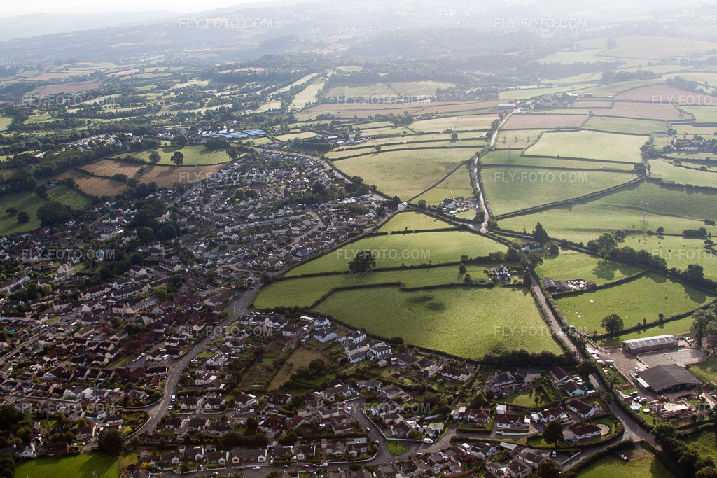 Aerial view: View of the town in Ipplepen in the state England, Great Britain. – Photo: IMG_19741.jpg taken on 07/25/2009 by Werner Riehm/FLY-FOTO.com – Resolution of the original: 4752 x 3168 px