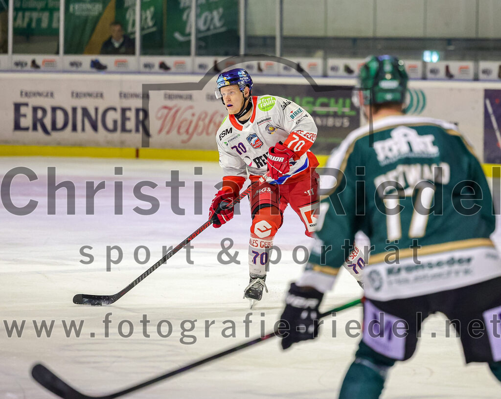 2025-11-16_083_TSV_Erding_gegen_Selber_Woelfe | Erding, Deutschland, 16.11.2025:Eishockey, Oberliga Süd 2025 / 2026, 17. Spieltag, TSV Erding gegen Selber Wölfe, Endergebnis: 3:1Stephan Tramm (Selber Wölfe, #70), Elia Ostwald (Erding Gladiators, #17)Foto: Christian Riedel / fotografie-riedel.net