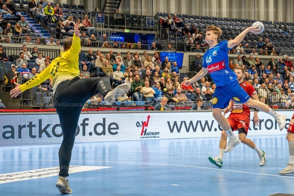 KKU15122401020 | 15.12.2024, xkkux, Handball, 2. HBL, Bergischer HC - VfL Lübeck-Schwartau, Mitsubishi Electric HALLE Düsseldorf, Saison 2024 2025: Julian Fuchs (BHC #46) wirft auf das Tor