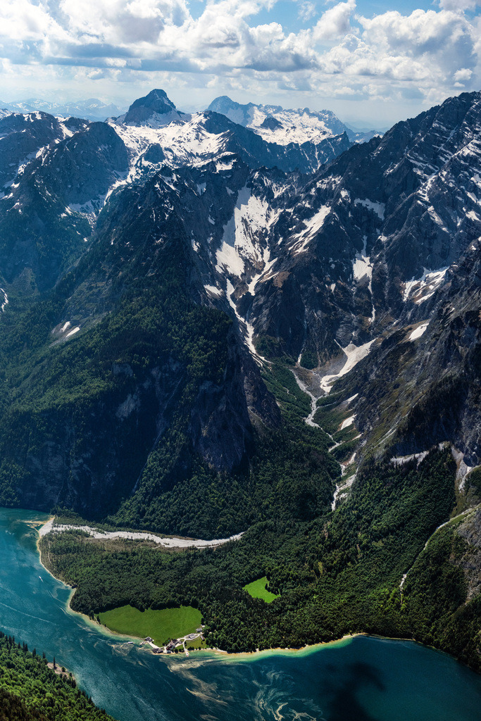 dr__0097887_koenigsee_watzmann.jpg | SCHöNAU AM KöNIGSSEE 19.05.2022 Uferbereiche am Seegebiet des Königsee mit Blick auf den Watzmann in Schönau am Königssee im Bundesland Bayern, Deutschland. // Riparian areas on the lake area of Koenigsee with Blick auf den Watzmann in Schoenau am Koenigssee in the state Bavaria, Germany. Foto: Daniel Reiter