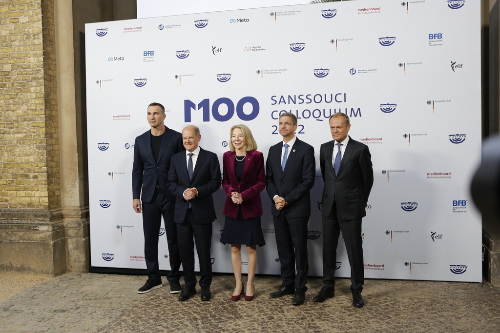 M100 Media Award: „Preis der europäischen Presse“ in Potsdam für das Ukrainische Volk verliehen. | Mit dem M100 Media Award, der sich als „Preis der europäischen Presse“ versteht, wird in diesem 
Jahr das Ukrainische Volk ausgezeichnet. Die Auszeichnung nimmt stellvertretend Wladimir 
Klitschko in der Orangerie im Park Sanssouci entgegen. Das Bild zeigt (L-R)  Ukrainischer Ex-Box-Weltmeister im Schwergewicht Wladimir Klitschko, Bundeskanzler Olaf Scholz, Amy Gutmann, US-Botschafterin in Deutschland, Mike Schubert, Bürgermeister von Potsdam und Donald Tusk vor der Preisverleihung.