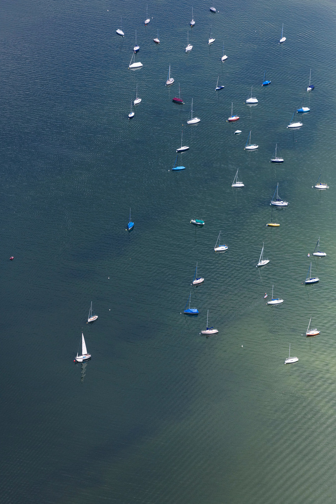 dr__0057290.jpg | INNING AM AMMERSEE 23.07.2020 Segelschiffe an Bojen Liegeplätzen auf dem Ammersee in Inning am Ammersee im Bundesland Bayern, Deutschland. // Sailboats in the harbor in Inning am Ammersee in the state Bavaria, Germany. Foto: Daniel Reiter