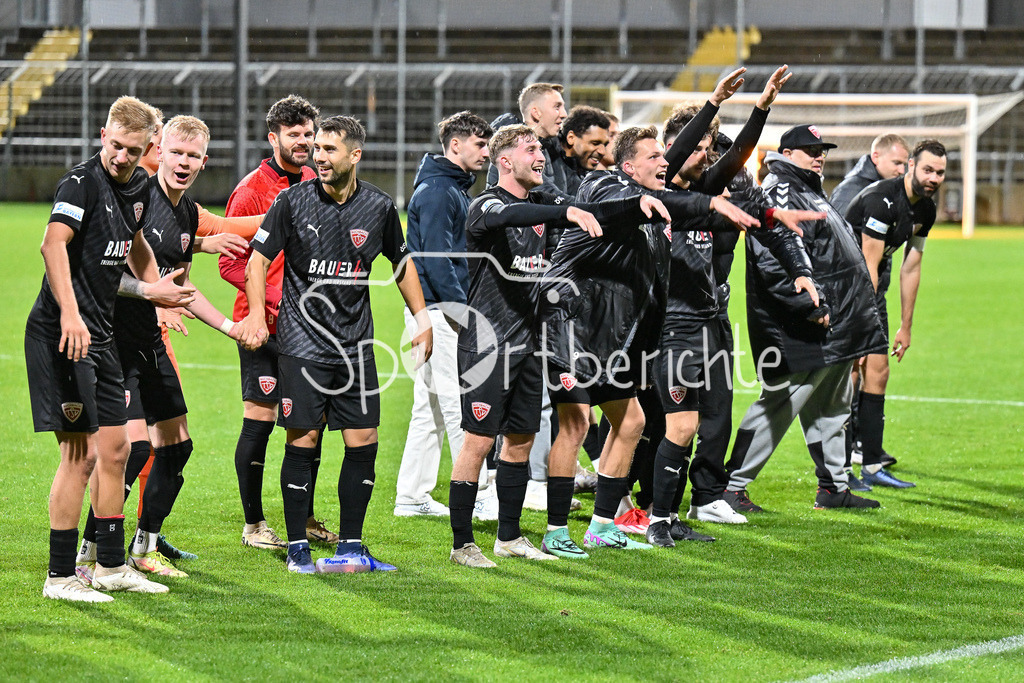 FC Bayern Amateure - TSV Buchbach | Die Gaeste aus Buchbach feiern im Stadion an der Gruenwalder Strass den Sieg gegen die Bayern Amateure / Regionalliga Bayern: FC Bayern München II - TSV Buchbach, Gruenwalder Stadion am 27.09.2024