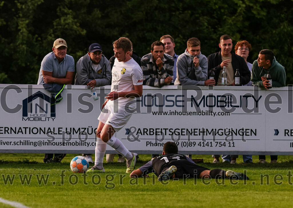 2023-08-08_114_FC_Moosinning_gegen_FC_Langengeisling | Moosinning, Deutschland, 08.08.2023:
Fußball, Bezirksliga Oberbayern Ost 2023 / 2024, 3. Spieltag, FC Moosinning gegen FC Langengeisling, Endergebnis: 0:4

Mats Behrens (FC Moosinning, #16), Maximilian Hintermaier (FC Langengeisling, #13)

Foto: Christian Riedel / fotografie-riedel.net