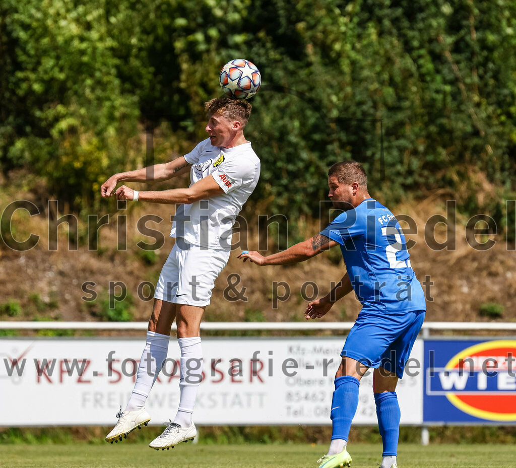 2023-07-22_075_FC_Eitting_gegen_FC_Moosinning | Eitting, Deutschland, 22.07.2023:
Fußball, Kreisliga 2023 / 2024, Testspiel, FC Eitting gegen FC Moosinning, Endergebnis: 0:4

Florian Jakob (FC Moosinning, #10), Christoph Härtl (FC Eitting, #23)

Foto: Christian Riedel / fotografie-riedel.net