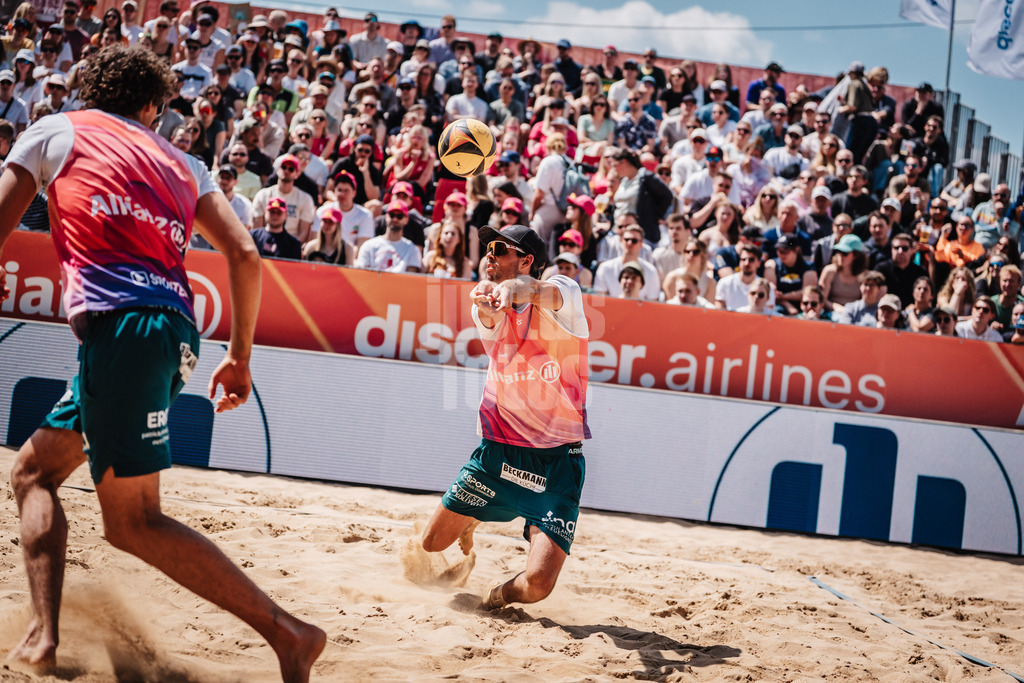 Beachvolleyball | Männer | Allianz German Beach Tour 2025 | Tourstop Düsseldorf | 17.05.2025 | Niklas Held spielt den Ball