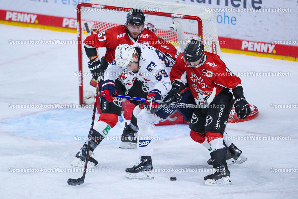KoeDEL08032401027 | 08.03.2024, Köln, Eishockey, Penny DEL, 52. Spieltag, Lanxess-Arena, Kölner Haie - Adler Mannheim: David Wolf (Adler Mannheim) gegen Nicholas Bailen (Kölner Haie) und Brady Austin (Kölner Haie)