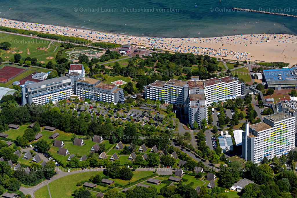 4037856 | DAMP 07.08.2020 Ortsansicht der Straßen und Häuser der Wohngebiete der Gemeinde Damp und das angrenzende Küstengebiet der Ostsee im Bundesland Schleswig-Holstein. // Town View of the streets and houses of the residential areas of the local community Damp aswell as the nearby coastline of the baltic sea in the state Schleswig-Holstein. Foto: Gerhard Launer