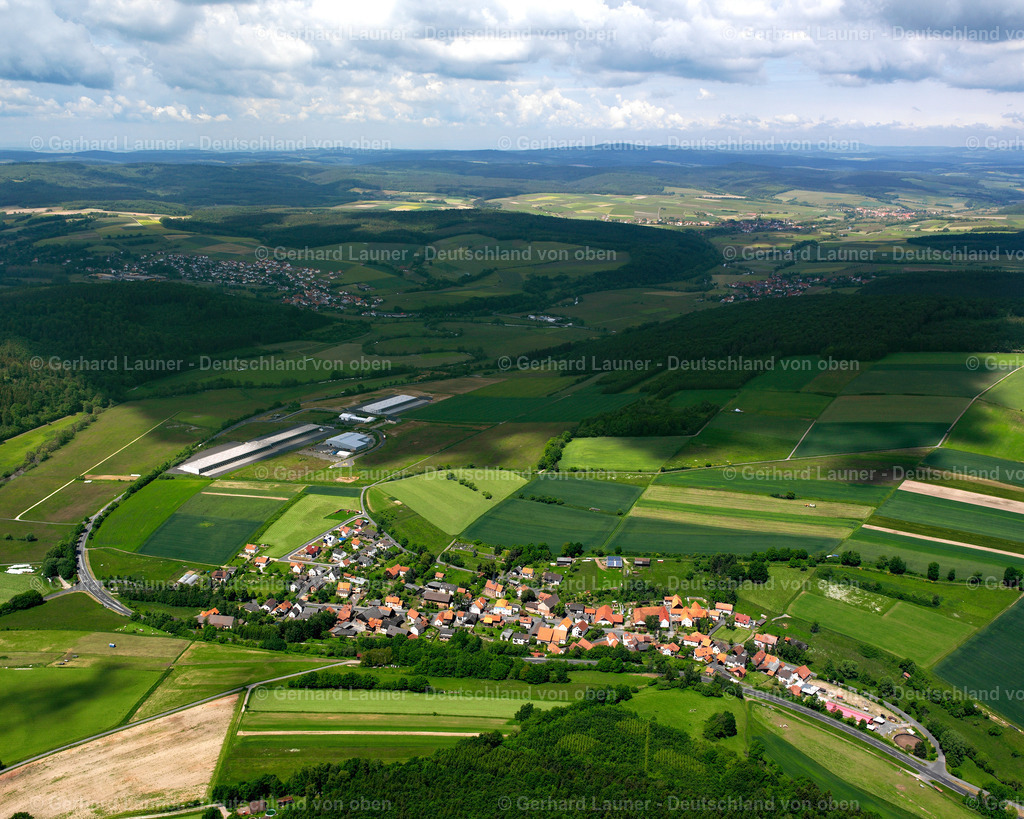 2615570 | FRAUROMBACH 09.06.2006 Landwirtschaftliche Nutzflächen und Feldgrenzen  umsäumen das Siedlungsgebiet des Dorfes in Fraurombach im Bundesland Hessen, Deutschland // Agricultural land and field boundaries surround the settlement area of the village  in Fraurombach in the state Hesse, Germany Foto: Gerhard Launer