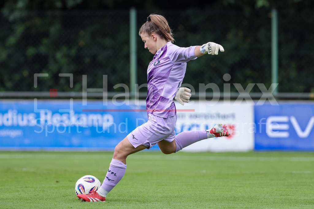 Fussball, Testspiel Frauen, SV Meppen - VfL Bochum | Anne Moll (Torhüterin, Torwart, VfL Bochum, 34) am Ball, Freisteller, Einzelbild, Ganzkörper, Aktion, Action, Spielszene
