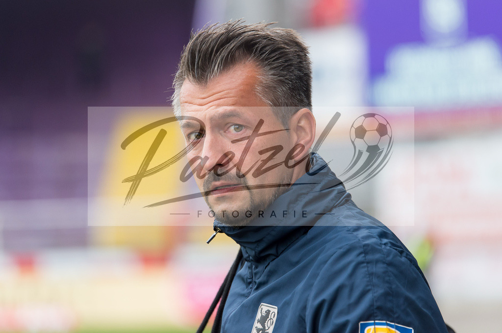 OSNTSV20211106_009 | Fussball, Herren: Co-Trainer Oliver Beer (TSV 1860 Muenchen) schaut bei dem Spiel der 3. Liga zwischen VfL Osnabrueck und TSV 1860 Muenchen im Stadion an der Bremer Bruecke am 06.11.2021 in Osnanbrueck, Deutschland.DFB / DFL REGULATIONS PROHIBIT ANY USE OF PHOTOGRAPHS AS IMAGE SEQUENCES AND/OR QUASI-VIDEO. - Realisiert mit Pictrs.com
