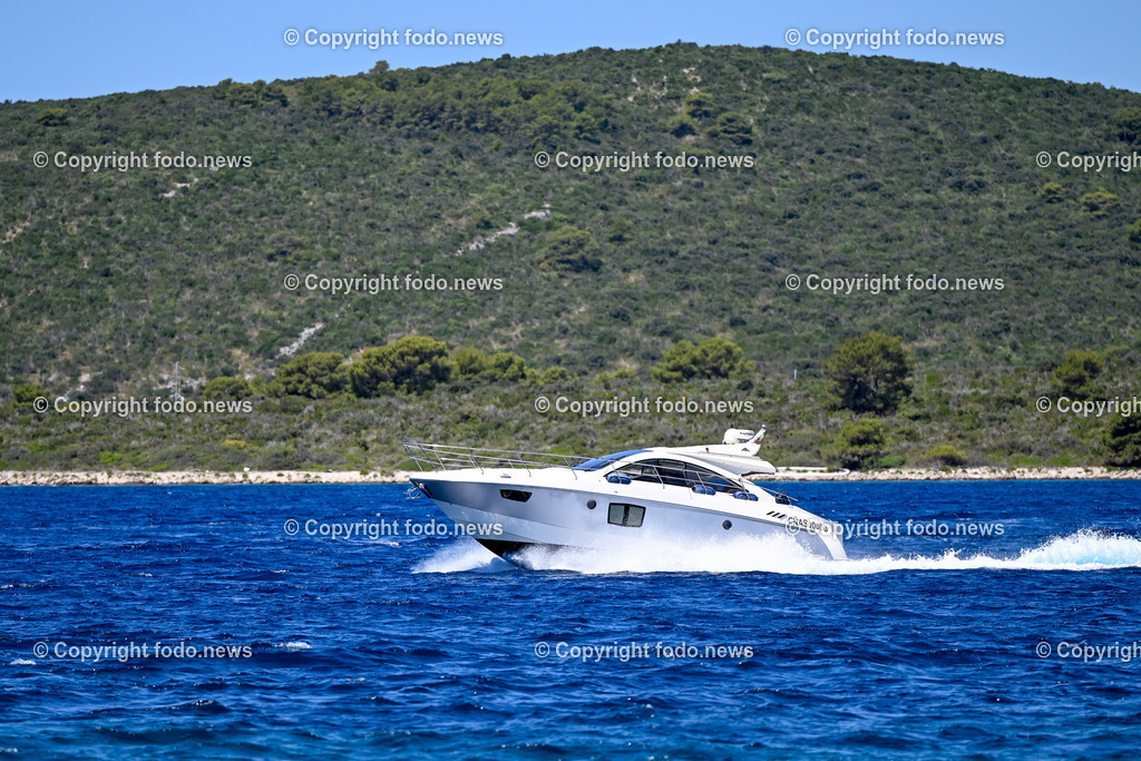 Kroatien_ Brac_ Insel in Dalmatien_ Milna_ 18.07.2025-63 | 18.07.2025, Kroatien, HRV, Brac, Insel in Dalmatien, Milna im Bild Themenbild, Boot, Motorboot, Yacht, Jacht, Tourismus, Touristen, Durchfahrt Splitska Vrata zwischen den Inseln Solta und Brac, Meer, Adria, Feature, Symbolbild