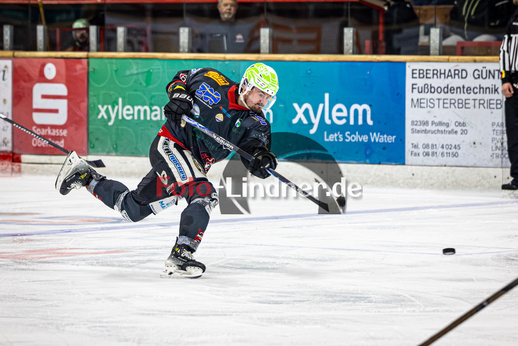 Peißenberg MINERS gegen TEV Miesbach | Eishockey Bayernliga 2025/26 Vorrunde 8. Spieltag, Peißenberg MINERS gegen TEV Miesbach, 20251107,Schlagschuß Marek HALODA (MINERS 64),2025-11-07 in Peißenberg (flatbuy Arena Peißenberg), Marek HALODA (MINERS 64)Copyright: WolfgangxLindner www.foto-lindner.de