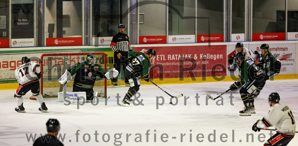 2022-09-30_058_TSV_Erding_gegen_EV_Dingolfing | Erding, Deutschland, 30.09.2022:
Eishockey, Bayernliga 2022 / 2023, Testspiel, TSV Erding gegen EV Dingolfing, Endergebnis: 3:4

Daniel Schander (EV Dingolfing, #17), Torwart Thomas Hingel (Erding Gladiators, #33), Mark Waldhausen (Erding Gladiators, #27)

Foto: Christian Riedel / fotografie-riedel.net