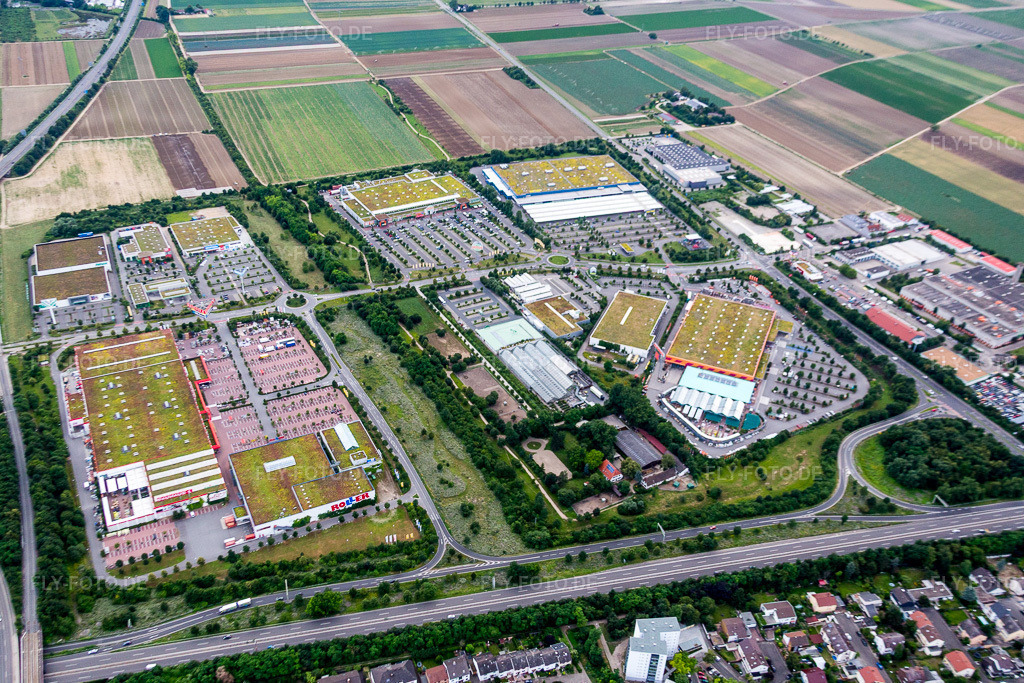 Luftbild: Gebäude und Parkplatz des Baumarktes BAUHAUS Ludwigshafen und von Roller Möbel - Ludwigshafen (Oggersheim) am Rhein im Ortsteil Oggersheim in Ludwigshafen im Bundesland Rheinland-Pfalz in Deutschland. Foto: IMG_091035.jpg vom 04.07.2016 durch Werner Riehm/FLY-FOTO.de