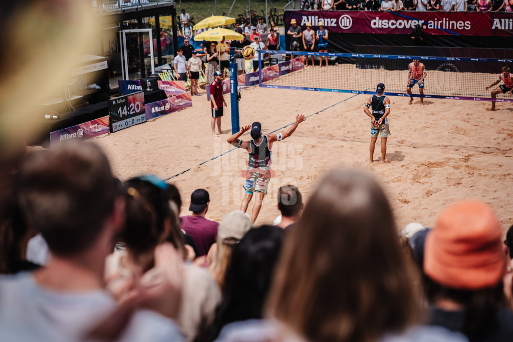 Beachvolleyball | Männer | Allianz German Beach Tour 2025 | Tourstop München | 06.07.2025 | Mathias Seiser beim Aufschlag