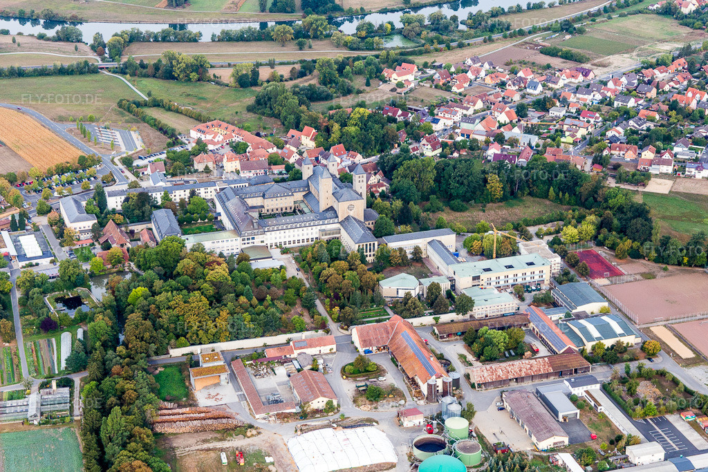 Luftbild: Gebäudekomplex des Klosters Abtei Münsterschwarzach in Münsterschwarzach im Ortsteil Münsterschwarzach in Schwarzach im Bundesland Bayern in Deutschland. Foto: IMG_111233.jpg vom 09.09.2018 durch Werner Riehm/FLY-FOTO.de