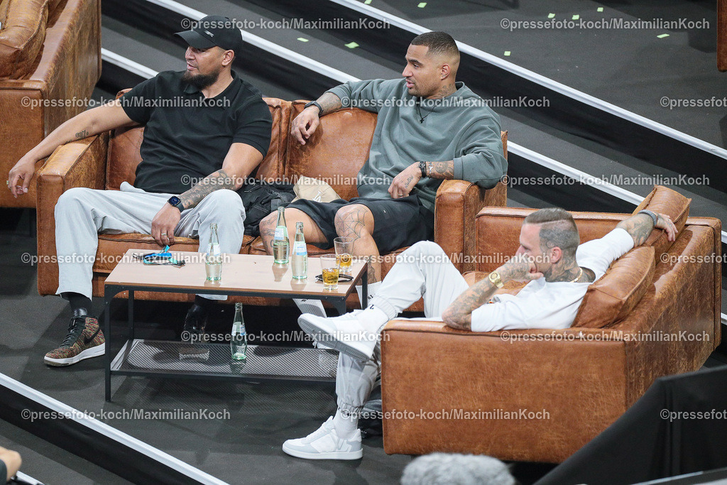 DueBL08042401020 | 08.04.2024, Düsseldorf, Fußball, Baller League, PSD Bank Dome, Final Four:  Jerome (l.) und Kevin-Prince Boateng zusammen mit Rapper Kontra K - Maximilian Tibor Albert Diehn (Teammanager  Beton Berlin)