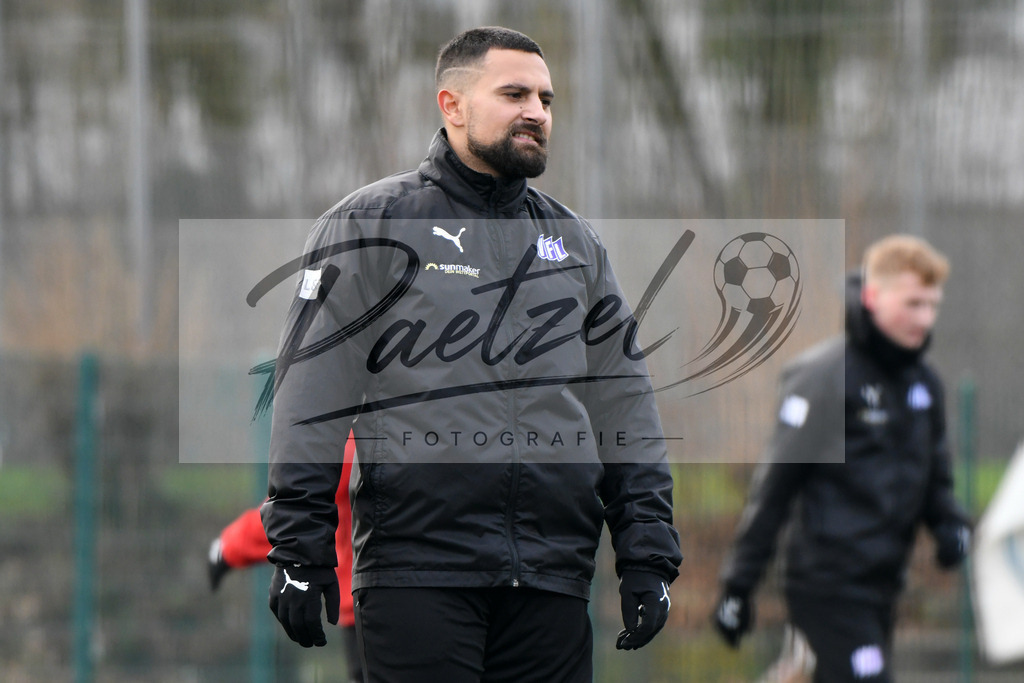 20200131_TRAOSN_0088 | Fußball, Herren: Marcos Alvarez (VfL Osnabrueck) schaut waehrend der Trainingseinheit des VfL Osnabrueck im Sportpark Illoshoehe am 31.01.2020 in Osnabrueck, Deutschland. - Realisiert mit Pictrs.com