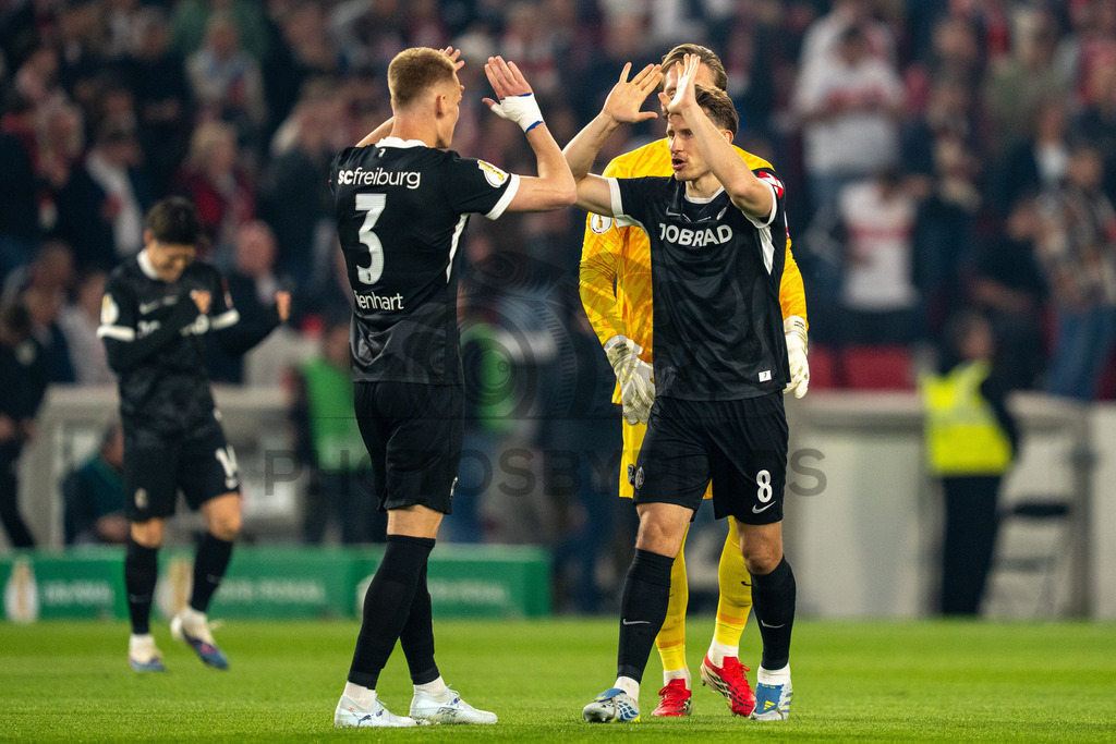 VfB Stuttgart vs. SC Freiburg, Fussball, DFB-Pokal, Halbfinale, 23.04.2026 | Maximilian Eggestein (SC Freiburg, #08) klatscht mit Philipp Lienhart (SC Freiburg, #03) vor dem Spiel ab,VfB Stuttgart vs. SC Freiburg, Fussball, DFB-Pokal, Halbfinale, 23.04.2026DFB regulations prohibit any use of photographs as image sequences and/or quasi-video