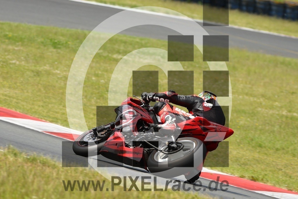 0501-20250602_11720 | Schöne Erinnerungen an spannende Momente - das festzuhalten ist unser Job. PIXELrace.de ist seit 2003 auf den Rennstrecken Europas unterwegs um die Action draußen beim Fahren und die wunderbare Stimmung imm Fahrerlager für euch einzufangen.