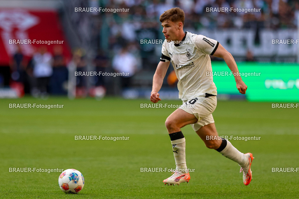 Borussia Mönchengladbach vs Hamburger SV - Bundesliga  | Mönchengladbach, Deutschland, 24.08.25:   Lucas Ullrich (Borussia Mönchengladbach) in Aktion am Ball, Einzelaktion waehrend des Spiels der Bundesliga zwischen Borussia Mönchengladbach vs Hamburger SV im Stadion im Borussia Park(Foto von Brauer-Fotoagentur / Adrian Schlueter)