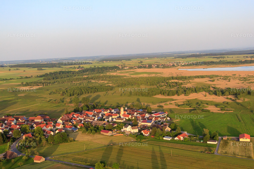 Luftbild: Dorfansicht am Federseee in Alleshausen im Bundesland Baden-Württemberg in Deutschland.Foto: IMG_67489.jpg vom 08.06.2014 durch Werner Riehm/FLY-FOTO.deAuflösung des Originals: 4752 x 3168 px