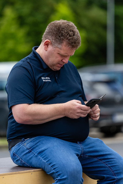 DLRG, Wettkampf, Rettungssport, Landesverbandsmeisterschaften 2026 13.06.2026 | Bedburg, Deutschland - June, 13: Frank Zantis (Leiter Verbandskommunikation DLRG Nordrhein) vor der Siegerehrung der Landesverbandsmeisterschaften 2026 im MonteMare Bedburg. (Foto: Benedikt Lang (DLRG) - Realisiert mit Pictrs.com