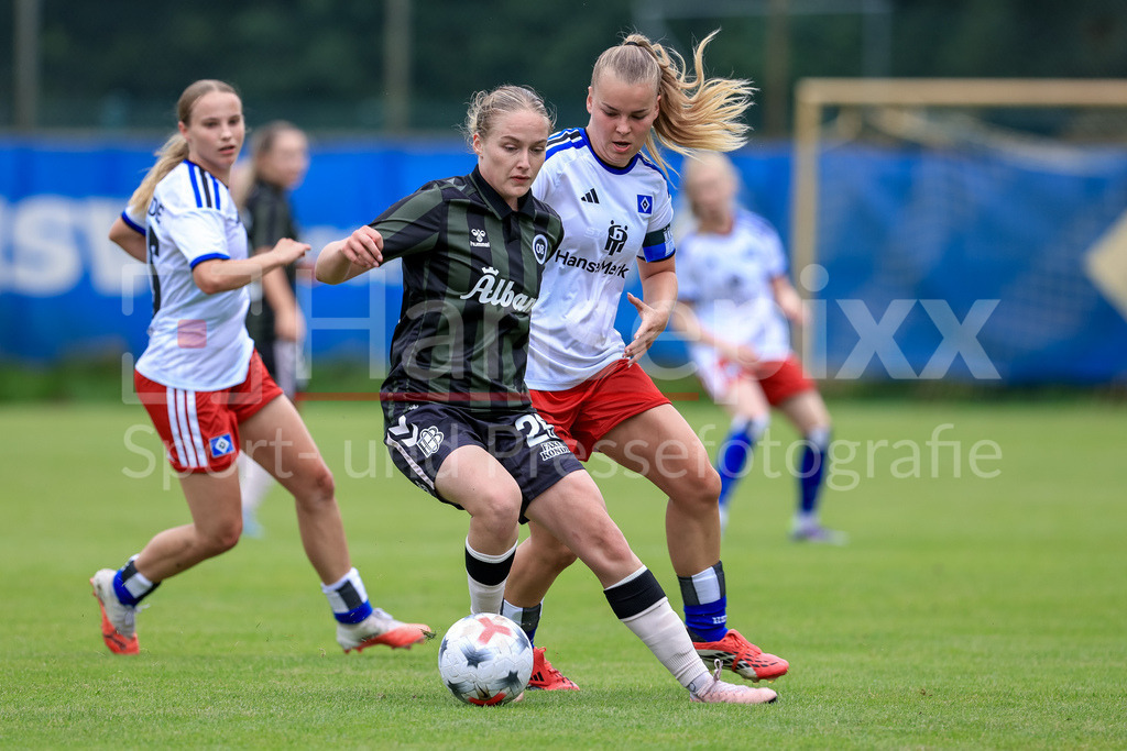 Fussball, Testspiel Frauen, Hamburger SV - Odense BK | v.li.: Liv Rasmussen (Odense BK, 25) und Svea Stoldt (Hamburger SV, HSV, 8) im Zweikampf, Duell, Dynamik, Aktion, Action, Spielszene