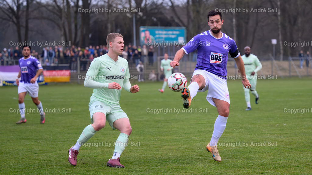 VfR Neumünster (lila) vs PSV Neumünster (grün) | Rafael Krause (VfR #21) vs Paul Eberhardt (PSV #26) / Fußball-Oberliga Männer 2025/2026 / VfR Neumünster (lila) vs PSV Neumünster (grün) / Grümmi-Arena / Neumünster / 15.04.26 - Realisiert mit Pictrs.com