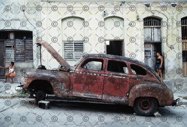RGE-0048 | Ein Oldtimer abgestellt auf einer  Straße in Santiago de Cuba.    Fotograf: Ralf Gebhardt - Realisiert mit Pictrs.com