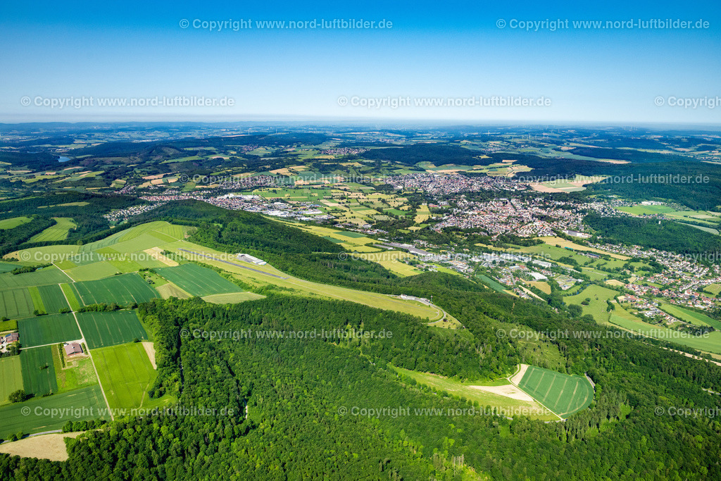 Bad_Pyrmont_ELS_4434050623 | BAD PYRMONT 05.06.2023 Stadtgebiet mit von Wald- und Forstflächen umsäumten Außenbezirken und Innenstadtbereich in Bad Pyrmont im Bundesland Niedersachsen, Deutschland. // Urban area with outskirts and inner city area surrounded by woodland and forest areas in Bad Pyrmont in the state Lower Saxony, Germany. Foto: Martin Elsen