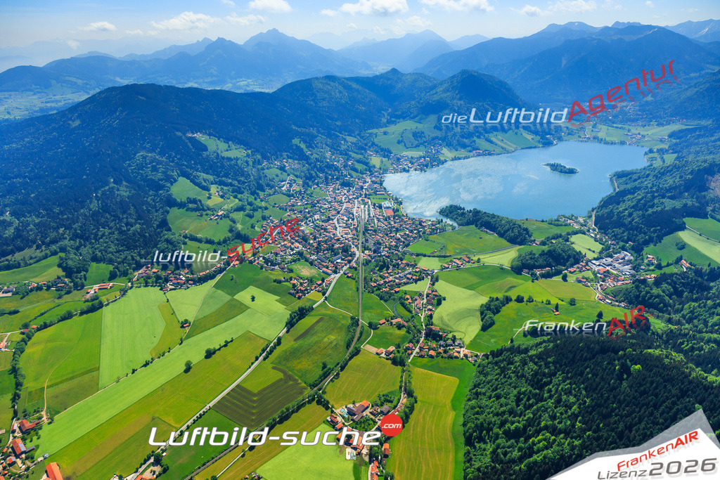 Die Luftaufnahme der Stadt Schliersee wurde vom UL-Flugzeug heraus erstellt ( keine Drohne )- hohe Auflösung für beste Qualität
